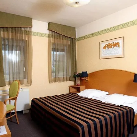 Отель Szent Janos 3*